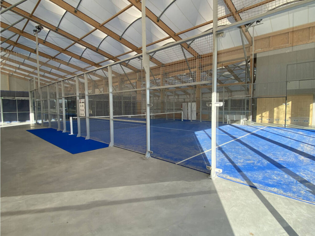 SMC2 a conçu et construit une halle sportive à Trélissac avec 4 courts de tennis et 2 de padel, alliant bois, acier et membrane textile.
