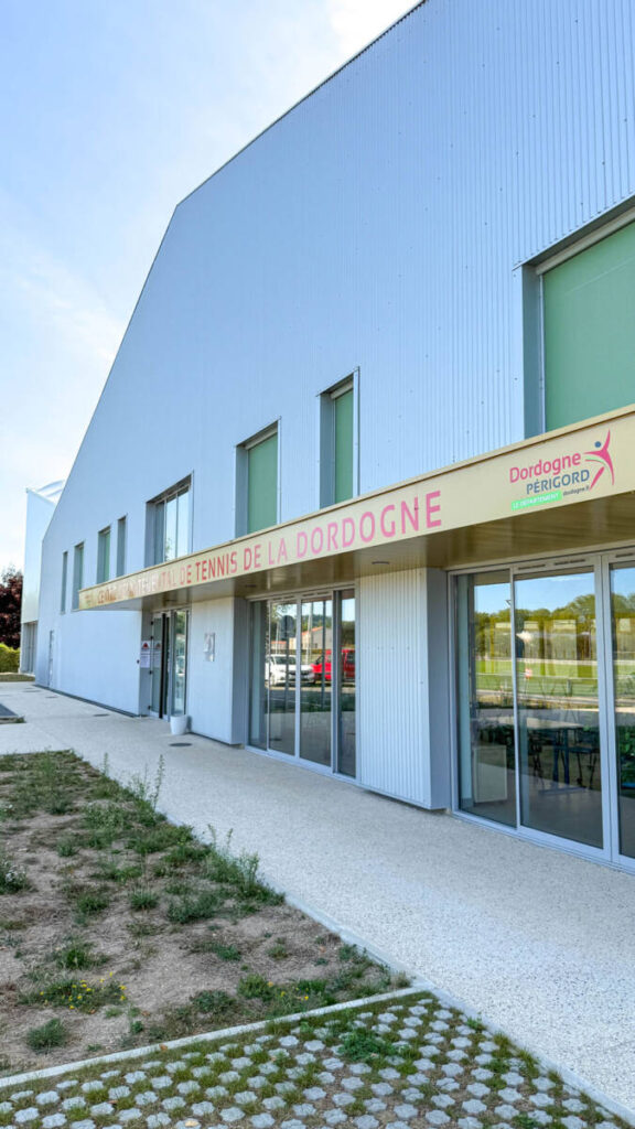 SMC2 a conçu et construit une halle sportive à Trélissac avec 4 courts de tennis et 2 de padel, alliant bois, acier et membrane textile.