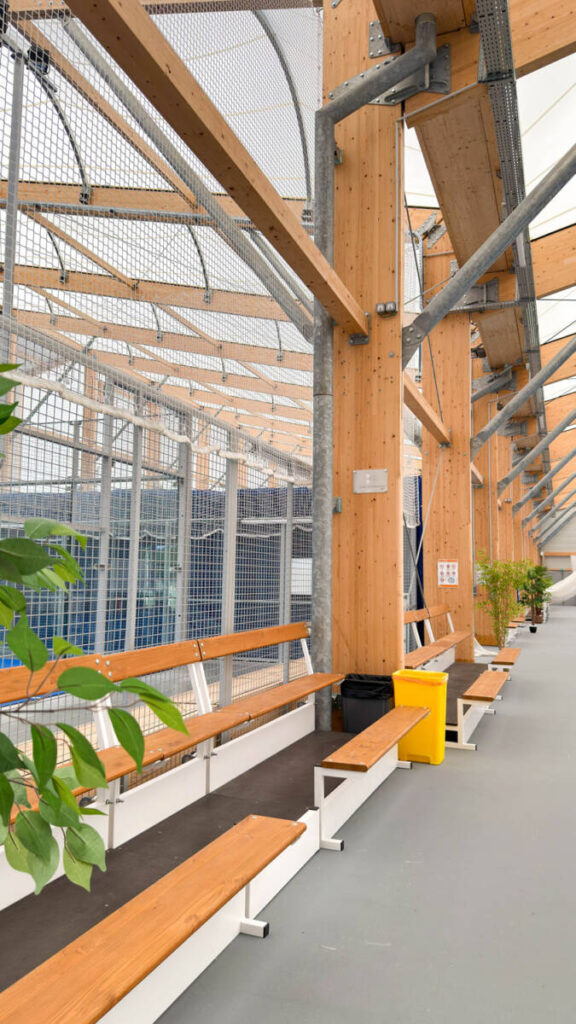 SMC2 a conçu et construit une halle sportive à Trélissac avec 4 courts de tennis et 2 de padel, alliant bois, acier et membrane textile.