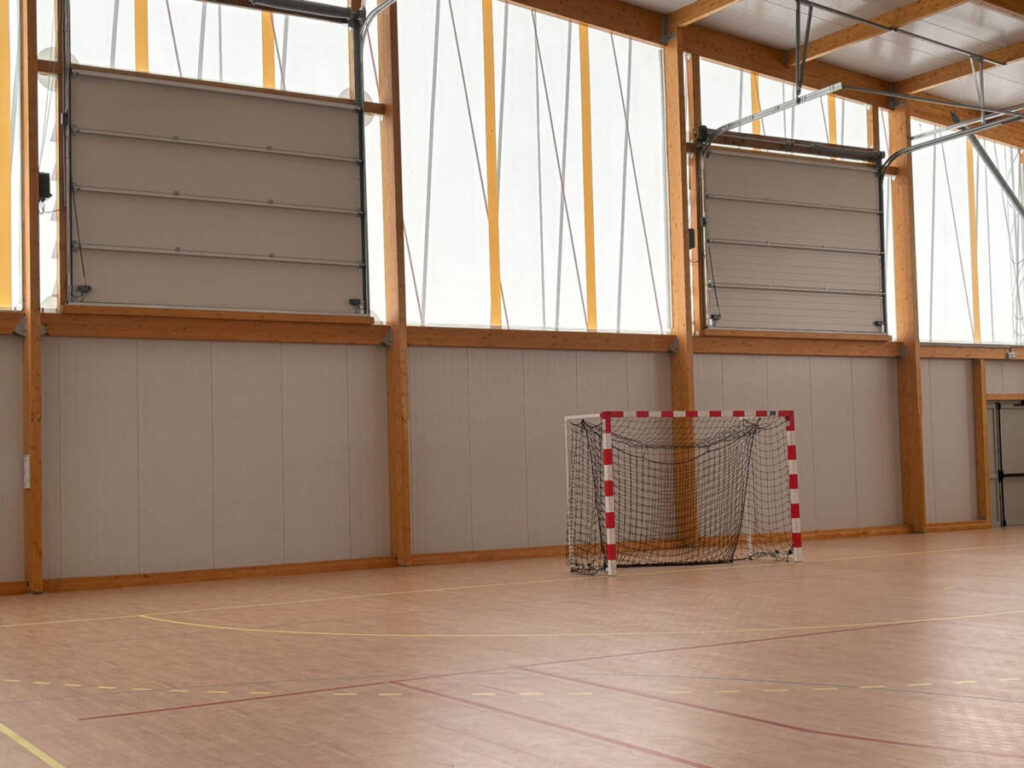 Construction d'un gymnase à Sénas. Un bâtiment durable en bois, dédié à la pratique du basket et du handball.