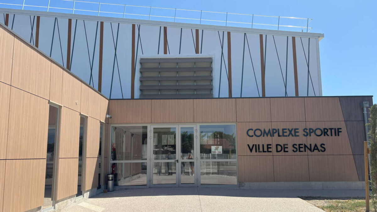 Construction d'un gymnase à Sénas. Un bâtiment durable en bois, dédié à la pratique du basket et du handball.