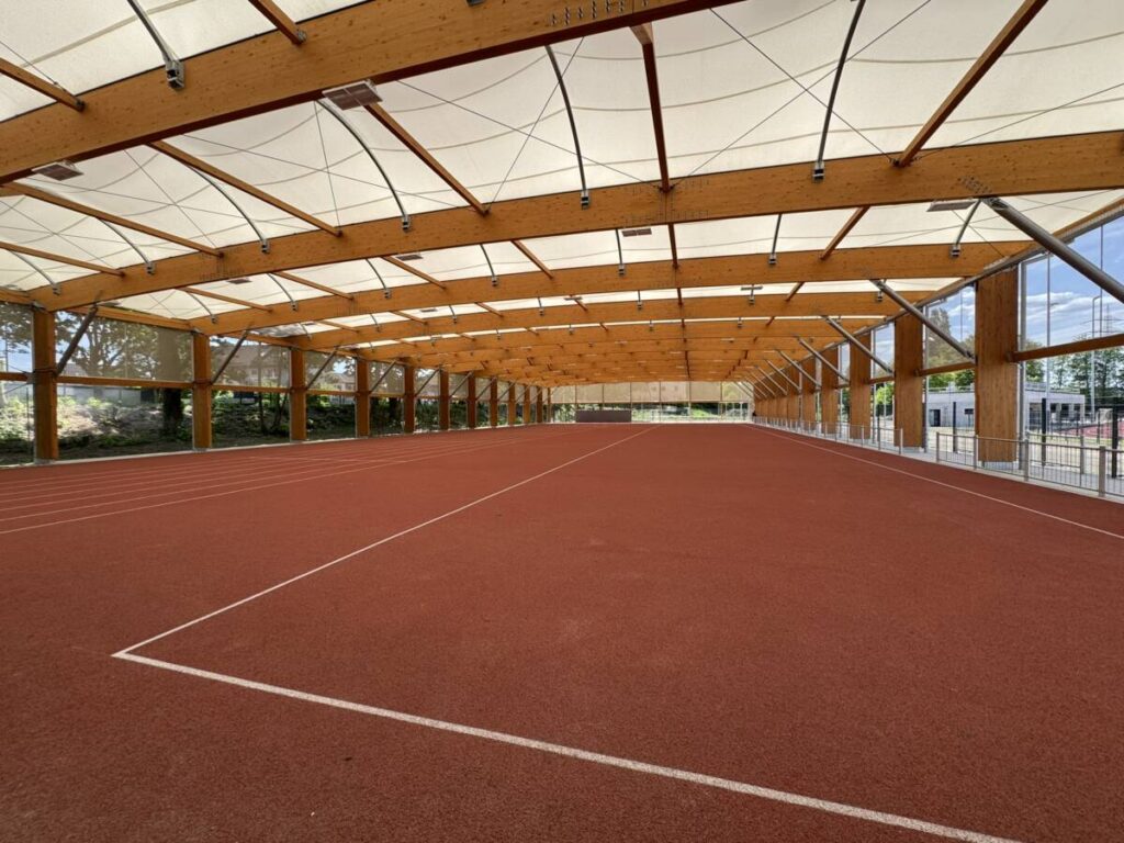 Construction d'un préau sportif à Bochum en charpente bois et couverture textile