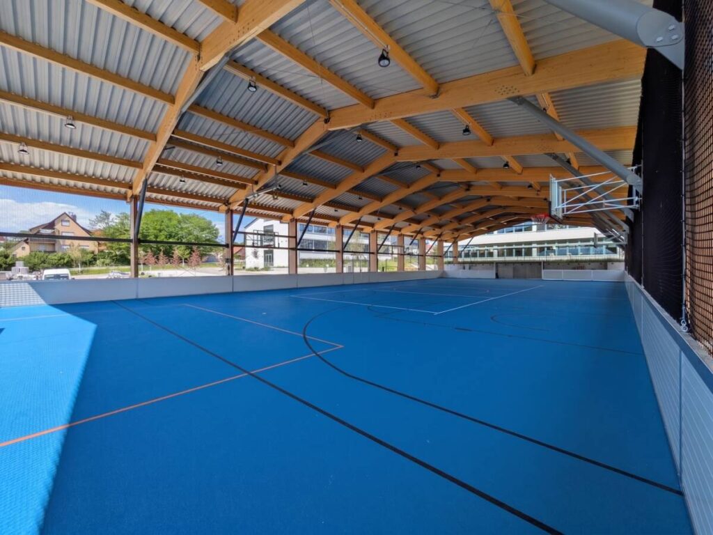 Charpente bois poteau-poutre et toiture à deux pans du préau sportif